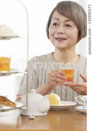 老婦人們正在享用下午茶 老婦人們正在享用下午茶 138890371