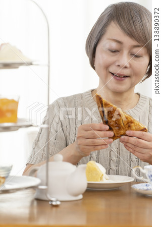 老婦人們正在享用下午茶 老婦人們正在享用下午茶 138890372