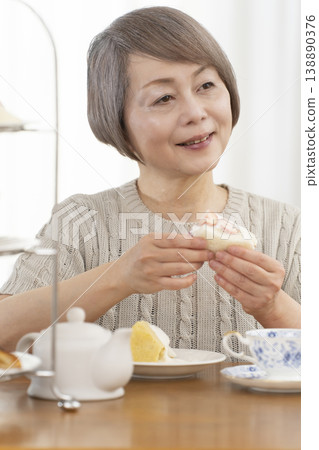 老婦人們正在享用下午茶 老婦人們正在享用下午茶 138890376