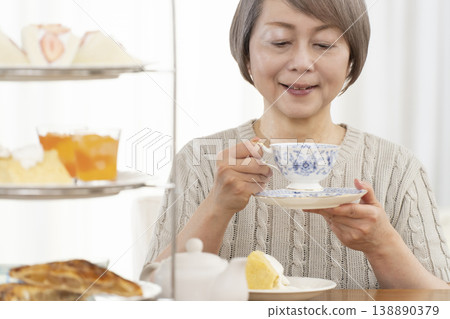 老婦人們正在享用下午茶 老婦人們正在享用下午茶 138890379