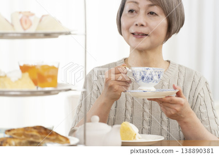 老婦人們正在享用下午茶 老婦人們正在享用下午茶 138890381