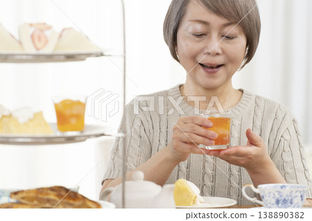 老婦人們正在享用下午茶 138890382