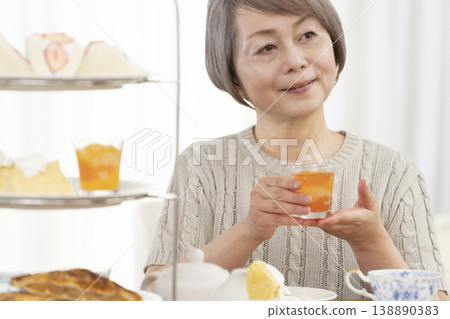 老婦人們正在享用下午茶 138890383