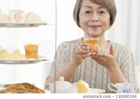 老婦人們正在享用下午茶 老婦人們正在享用下午茶 138890384