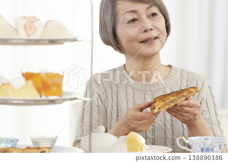 老婦人們正在享用下午茶 138890386