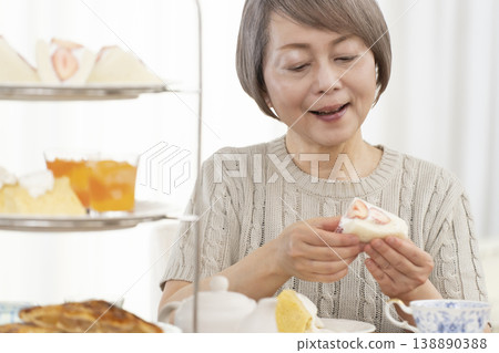 老婦人們正在享用下午茶 138890388