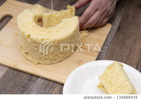 Cut the homemade chiffon cake with a knife and arrange it on a plate. Cut the homemade chiffon cake with a knife and arrange it on a plate. 138890435