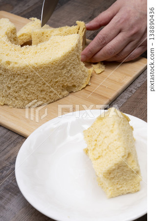 Cut the homemade chiffon cake with a knife and arrange it on a plate. Cut the homemade chiffon cake with a knife and arrange it on a plate. 138890436