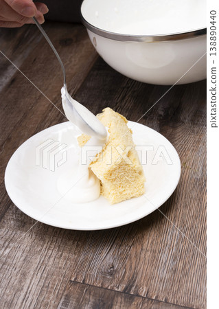 Cut the homemade chiffon cake with a knife and arrange it on a plate. Cut the homemade chiffon cake with a knife and arrange it on a plate. 138890440
