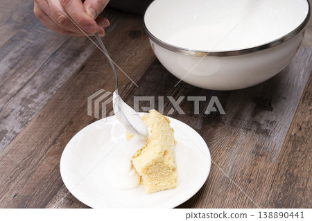 Cut the homemade chiffon cake with a knife and arrange it on a plate. 138890441