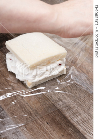 製作草莓水果三明治的過程 製作草莓水果三明治的過程 138890642