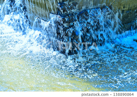 埼玉縣桶川市城山公園水邊的水溫正在上升。 138890864