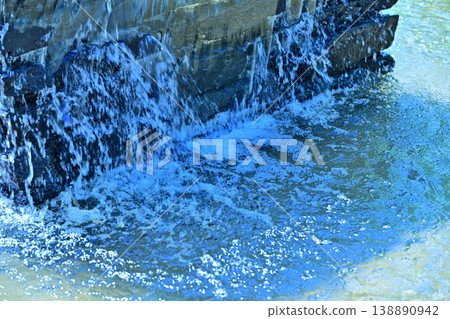 埼玉縣桶川市城山公園水邊的水溫正在上升。 138890942