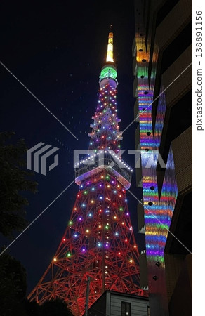 東京鐵塔閃耀彩虹光芒:鑽石帷幔特別照明及建築上的夢幻倒影-夜景 東京鐵塔閃耀彩虹光芒:鑽石帷幔特別照明及建築上的夢幻倒影-夜景 138891156