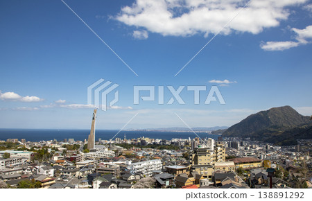 從山頂俯瞰別府市,遠處可見大分市。 從山頂俯瞰別府市,遠處可見大分市。 138891292