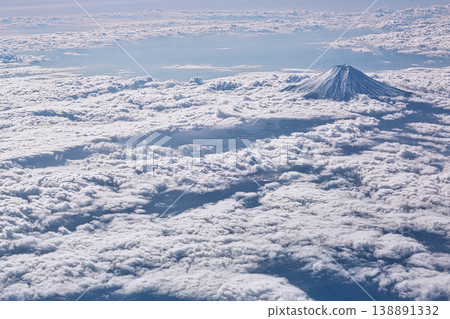 從空中俯瞰,富士山被白雪覆蓋。 從空中俯瞰,富士山被白雪覆蓋。 138891332