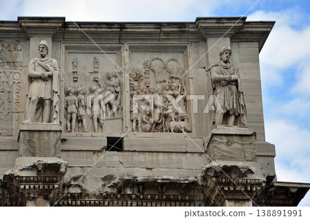 義大利,羅馬,世界遺產,君士坦丁凱旋門,正面,右上角浮雕。 義大利,羅馬,世界遺產,君士坦丁凱旋門,正面,右上角浮雕。 138891991