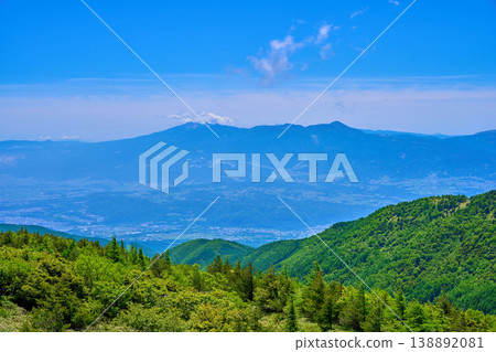 從群馬縣吾妻郡妻戀村雲之丸山頂向南眺望，可以看到鬱鬱蔥蔥的景色（包括八岳、佐久盆地、北岳和長野縣小諸市）。 138892081