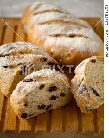 Raisin and orange peel bread (cut image) Raisin and orange peel bread (cut image) 138892103