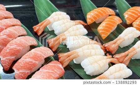 色彩鮮豔，看起來美味可口的壽司配料樣品。 138892293