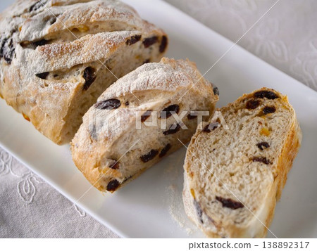葡萄乾和橙皮麵包；簡潔的背景；橫向構圖；高角度拍攝。 138892317