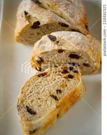 葡萄乾和橙皮麵包，簡單的背景，高角度特寫。 138892325