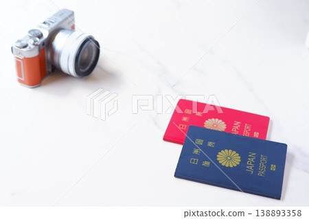護照 - 一張使用護照(10 年期和 5 年期)和相機計劃出國旅行的圖像。 護照 - 一張使用護照(10 年期和 5 年期)和相機計劃出國旅行的圖像。 138893358