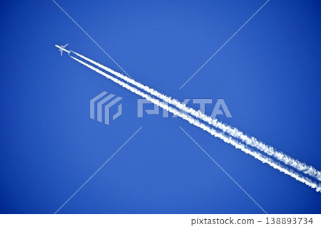 飛機和飛機雲 138893734