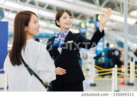 一名機場女工作人員正在協助旅客。 (照片由關西國際機場(KIX)提供) 一名機場女工作人員正在協助旅客。 (照片由關西國際機場(KIX)提供) 138894313