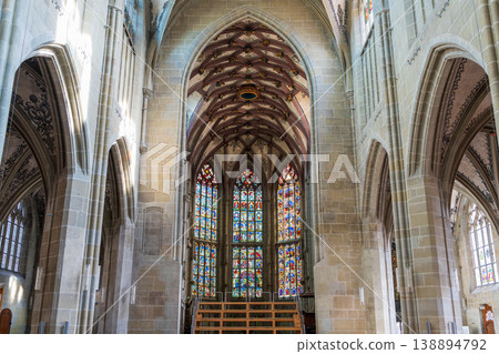 伯恩大教堂內部宏偉壯麗，擁有管風琴和彩色玻璃窗。瑞士伯爾尼州伯爾尼市。 138894792