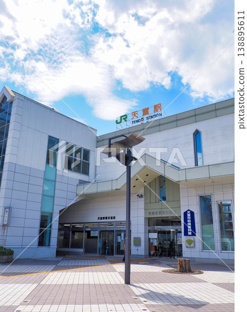 天童站和天童市將棋博物館陽光明媚，天空湛藍。 138895611