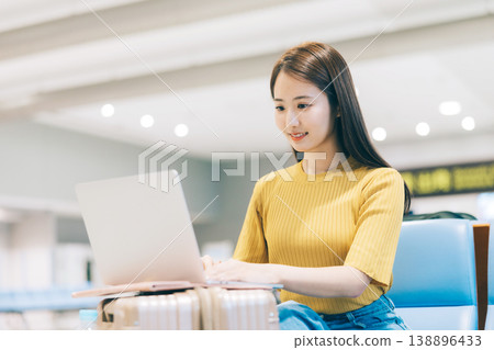 A woman using a laptop at the airport. (Photo courtesy of Kansai International Airport (KIX)) 138896433