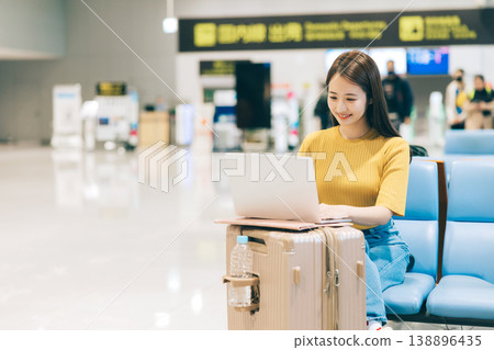 一位女士在機場使用筆記型電腦。 (照片由關西國際機場(KIX)提供) 一位女士在機場使用筆記型電腦。 (照片由關西國際機場(KIX)提供) 138896435