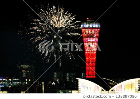 神戶夜景:煙火和港口塔 神戶夜景:煙火和港口塔 138897086