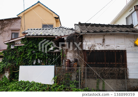 The vacant housing problem and houses on the verge of collapse in an aging society The vacant housing problem and houses on the verge of collapse in an aging society 138899359