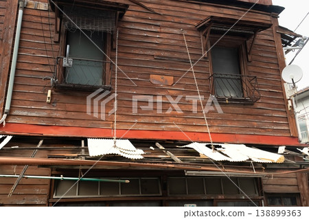 The vacant housing problem and houses on the verge of collapse in an aging society 138899363