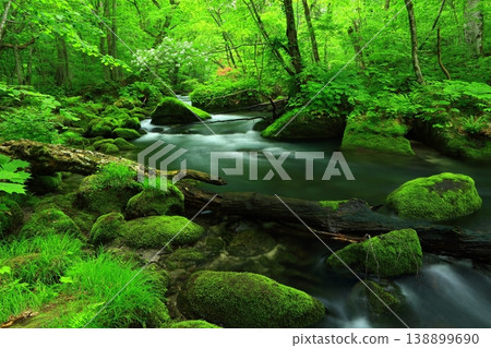一條山間小溪流過青山綠水 138899690