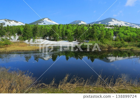 Hakkoda Mountains reflected in a pond 138899724