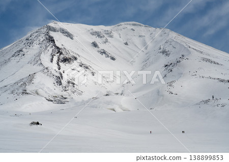 冬日朝日岳的壯麗全景,展現了北海道的自然風光。白雪皚皚的山頂在湛藍天空的映襯下熠熠生輝,構成了一幅令人嘆為觀止的冬日奇景。 冬日朝日岳的壯麗全景,展現了北海道的自然風光。白雪皚皚的山頂在湛藍天空的映襯下熠熠生輝,構成了一幅令人嘆為觀止的冬日奇景。 138899853
