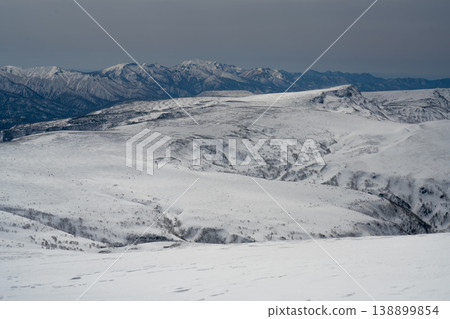 北海道晴朗的冬日,嶙峋的山坡上覆蓋著皚皚白雪,景色壯麗,展現了北海道雄偉的自然風光。這幅風景照捕捉了北海道雄壯的自然美景。 北海道晴朗的冬日,嶙峋的山坡上覆蓋著皚皚白雪,景色壯麗,展現了北海道雄偉的自然風光。這幅風景照捕捉了北海道雄壯的自然美景。 138899854