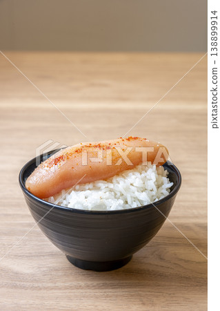 一碗飯上放著一整塊明太子(辣鱈魚子)。 一碗飯上放著一整塊明太子(辣鱈魚子)。 138899914