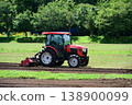 Under the blue sky, farming work in the field, tilling the soil. 138900099