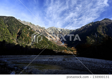 Kamikochi in November, Mt. Hotaka (Photo taken on the right bank of the Azusa River, near Kappa Bridge) 138900131