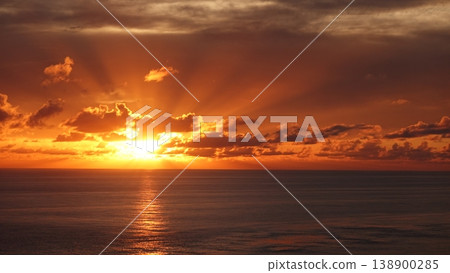 Beautiful crepuscular rays Beautiful crepuscular rays 138900285