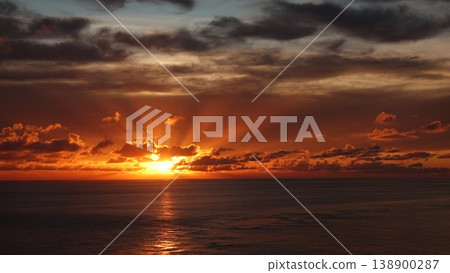 Beautiful crepuscular rays Beautiful crepuscular rays 138900287