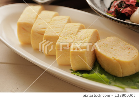 A dish of freshly made rolled omelet. 138900305