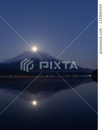 奇妙的瞬間：在山中湖畔看到了富士山的雙珠。 138900459