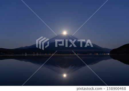 A miraculous moment: seeing the double pearl of Mt. Fuji at Lake Yamanaka. A miraculous moment: seeing the double pearl of Mt. Fuji at Lake Yamanaka. 138900468