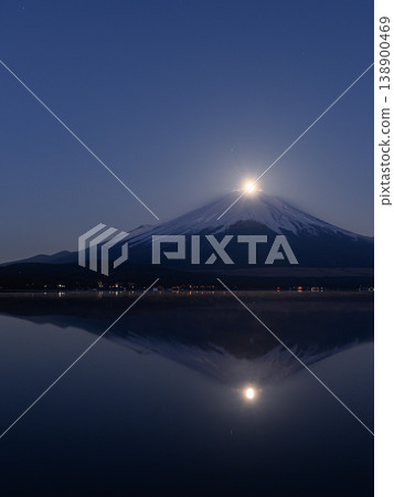 奇妙的瞬間：在山中湖畔看到了富士山的雙珠。 138900469