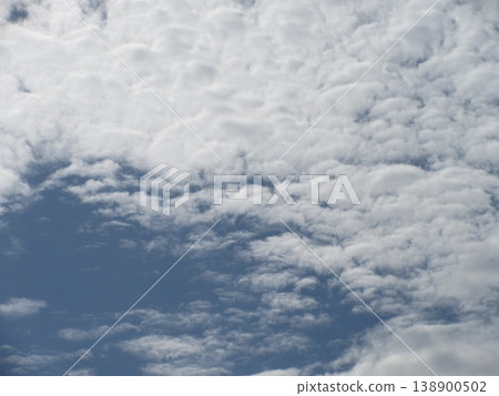 初春時節，夏日的棉絮狀雲朵鋪滿了天空。 138900502